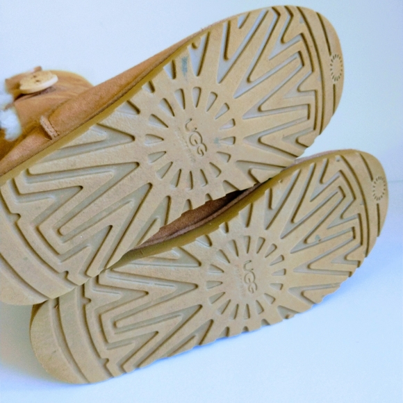 UGG Bailey Button Tripletll Boots - Picture 16 of 16